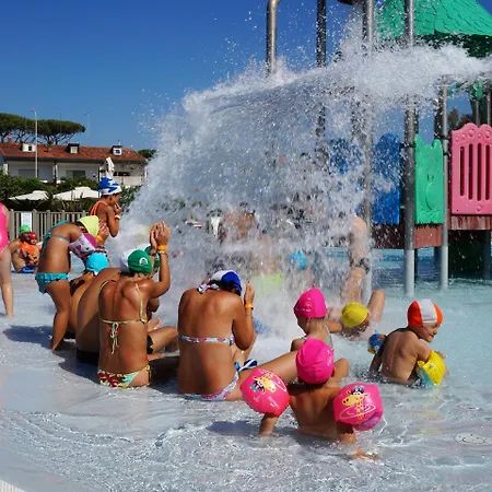 Lodge4 Seafront With Private Patio, Family Friendly, Mins From Pisa Leaning Tower Apartment